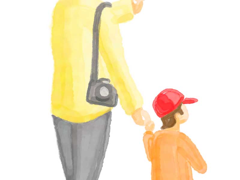 手を繋いでいる親子のイラスト