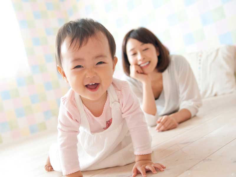 ママと遊んでいる笑顔の子供