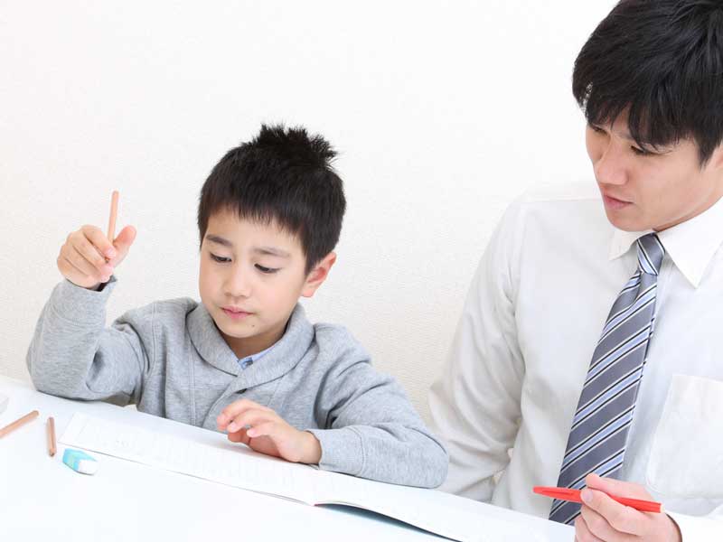 先生に教えてもらう子供