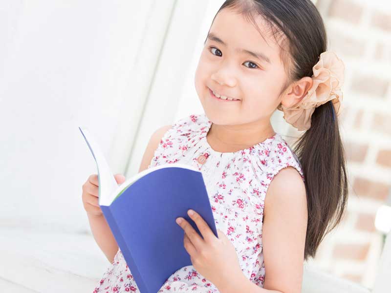 本を読んでいる女の子