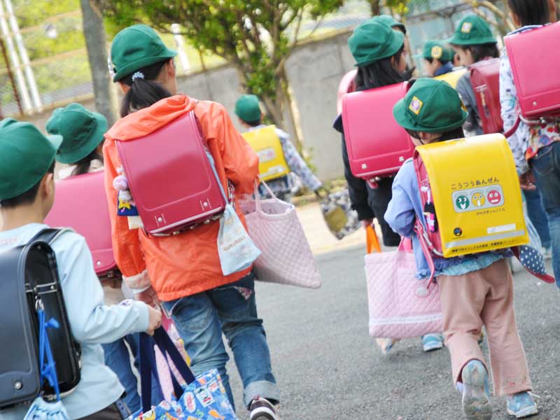 下校中の小学生達