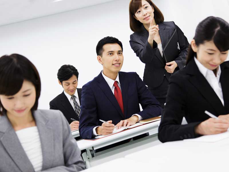 講座を受ける大人達