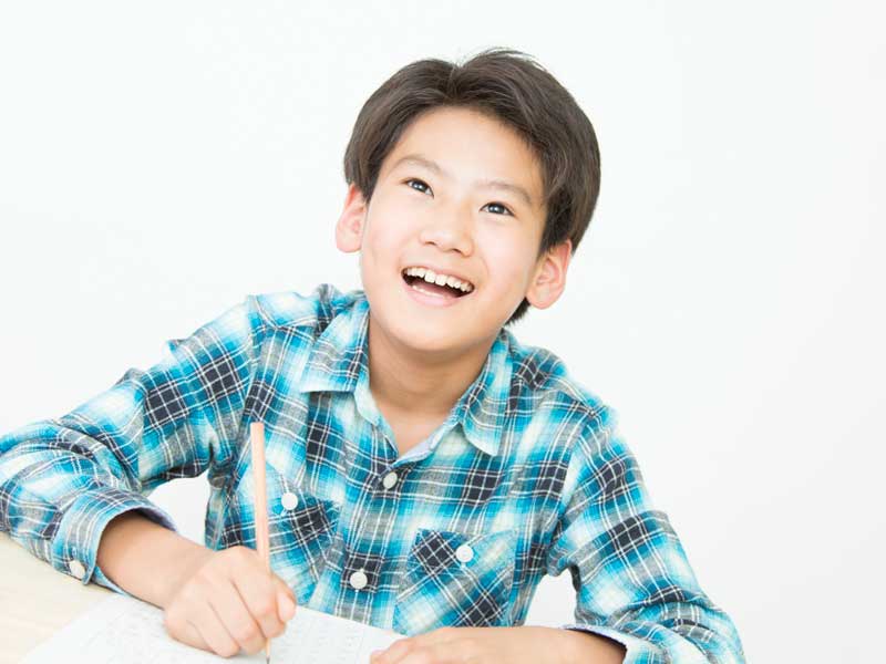 勉強をしている男の子