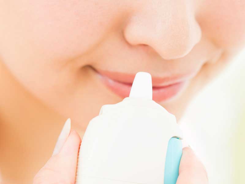 点鼻薬をする女性