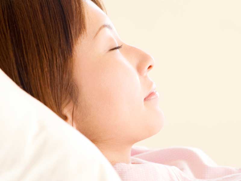 安静にしている妊婦さん