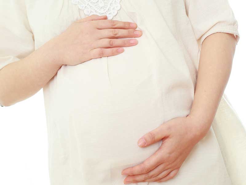 お腹を触る妊婦さん