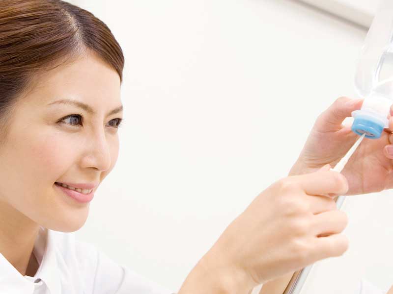 陣痛促進剤の投与を準備する看護婦さん