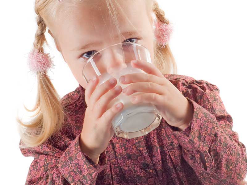 薬を飲んでいる子供