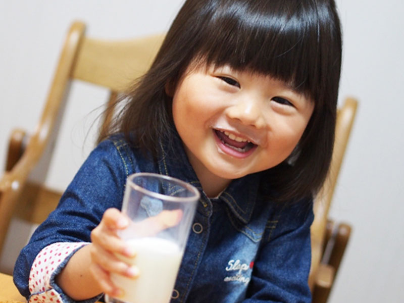 牛乳を飲んでいる女の子