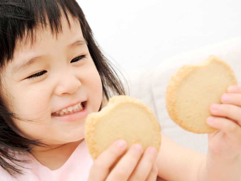 お菓子を食べる女の子