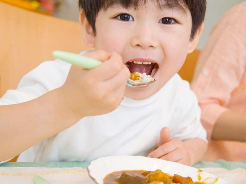 ご飯を美味しく食べる子供