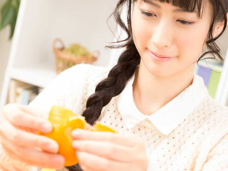 みかんを食べている妊婦さん