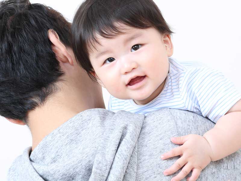 赤ちゃんを抱っこしているお父さん