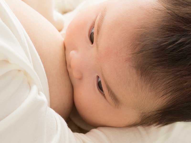 母乳を飲んでいる赤ちゃん