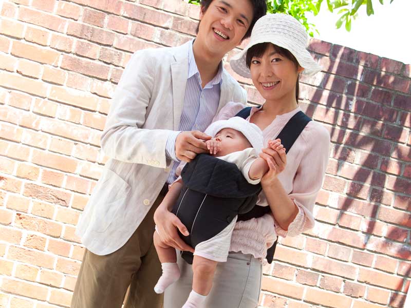 赤ちゃんを抱っこするお母さんとお父さん