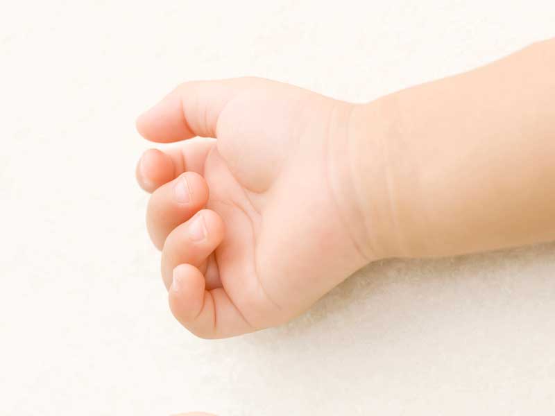 小さい子供の手