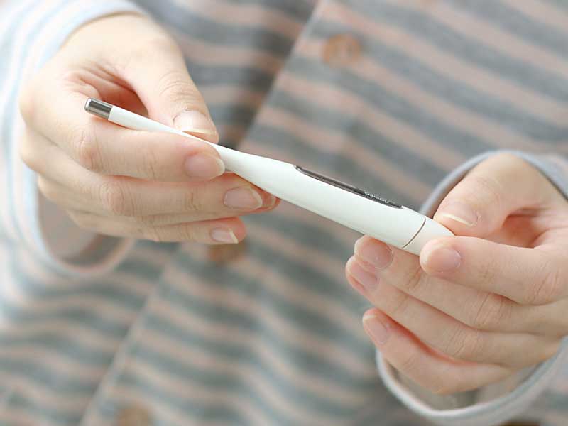 体温計を持つ妊婦さん