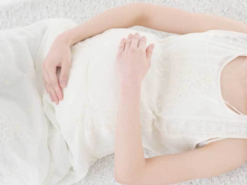 仰向けにしている妊婦さん