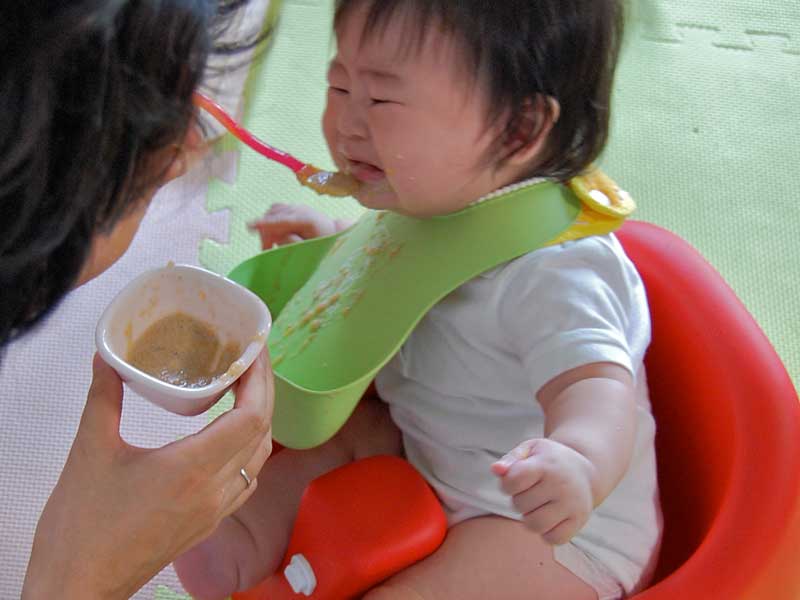 離乳食を拒否する赤ちゃん