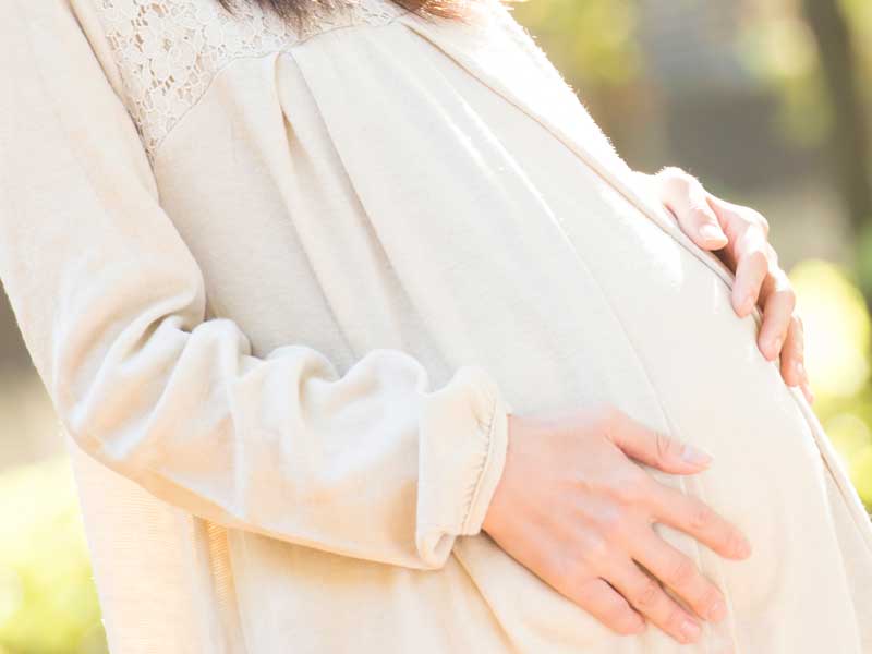 お腹を触る妊婦さん