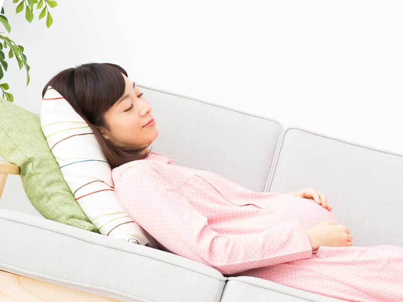 安静にしている妊婦さん