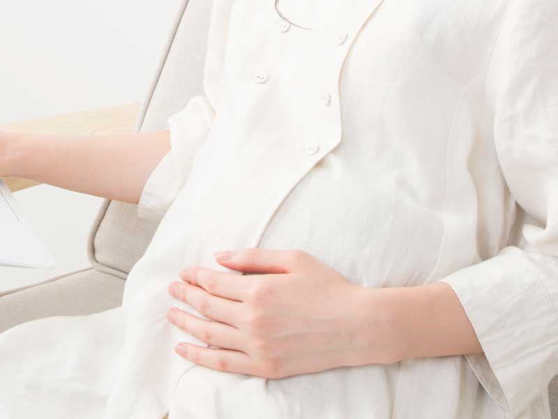 お腹を触る妊婦さん