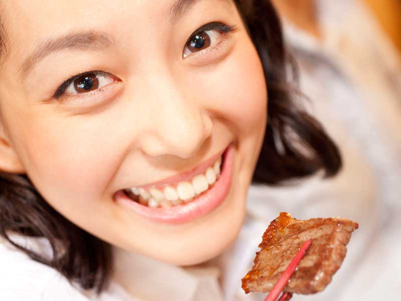 焼肉を食べている妊婦さん