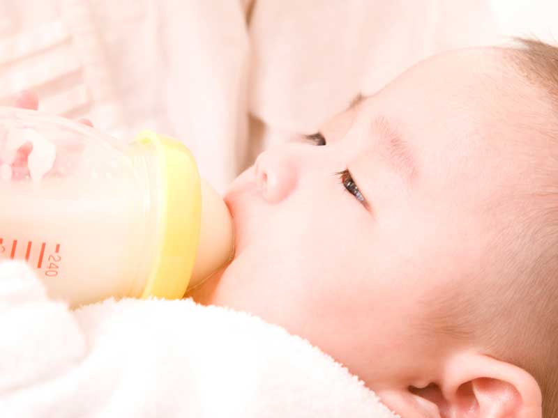 ミルクを飲んでいる赤ちゃん