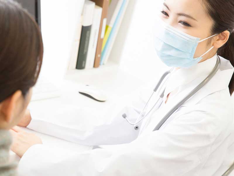 病院を受診する女性