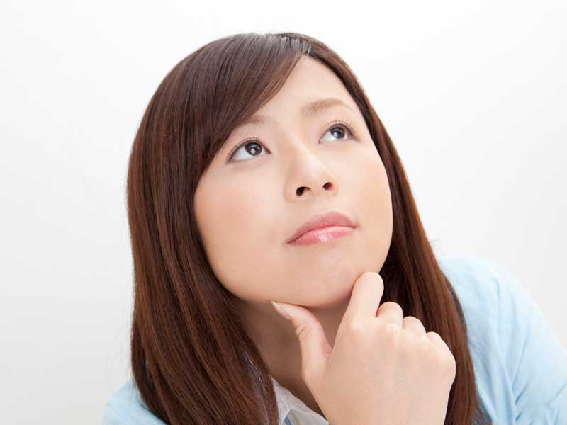 悩む女性