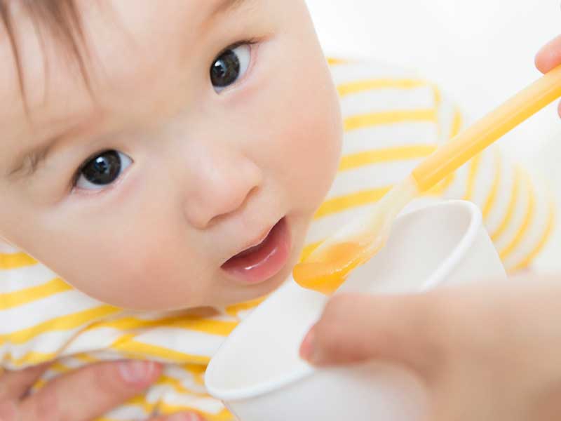 離乳食を食べる赤ちゃん