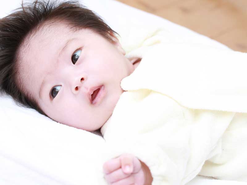 横になっている赤ちゃん