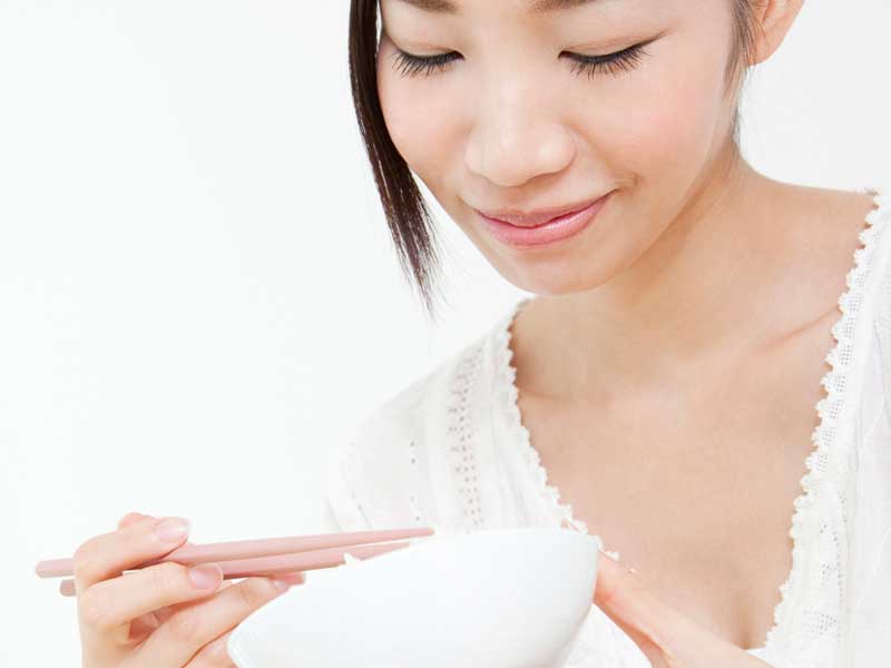 食事をしている妊婦さん