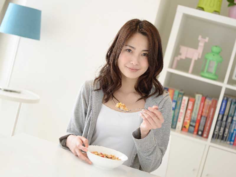 朝ごはんを食べる妊婦さん