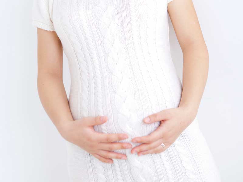 お腹を触る妊婦さん
