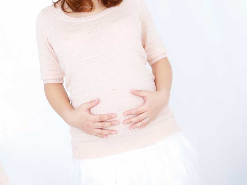 お腹を触る妊婦さん