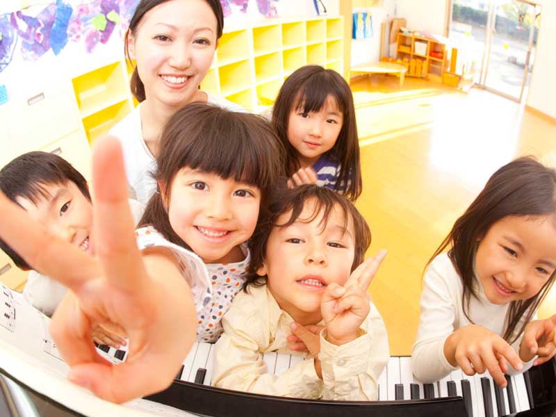 保育園の先生と子供達