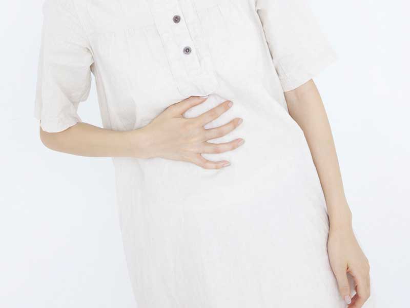 お腹を触る女性