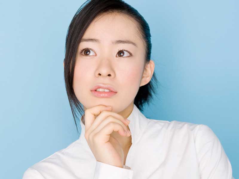 悩む女性