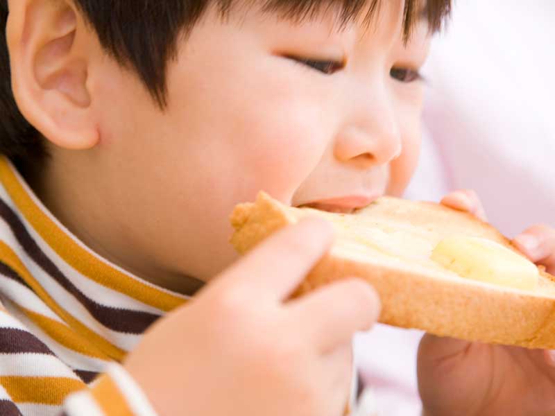 食パンを食べる男の子