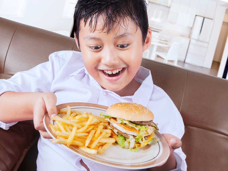 暴飲暴食をしている子供