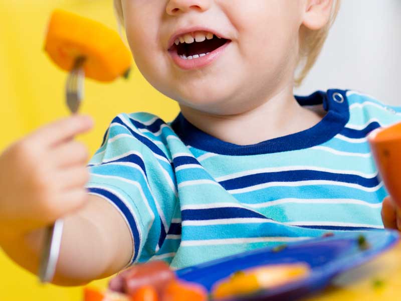 柿を食べる男の子