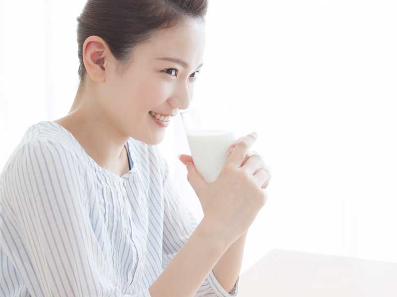 牛乳を飲んでいる妊婦さん