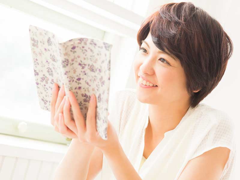 読書でストレスを発散する妊婦さん