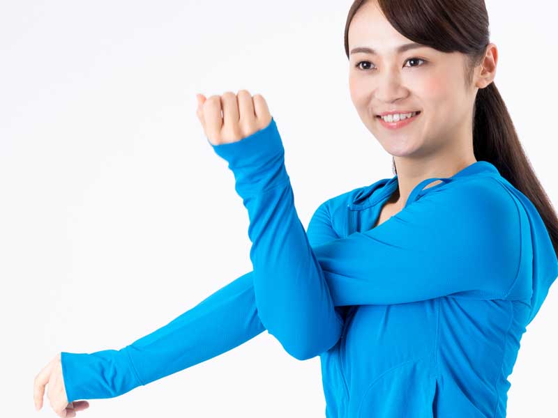 ストレッチをしている女性