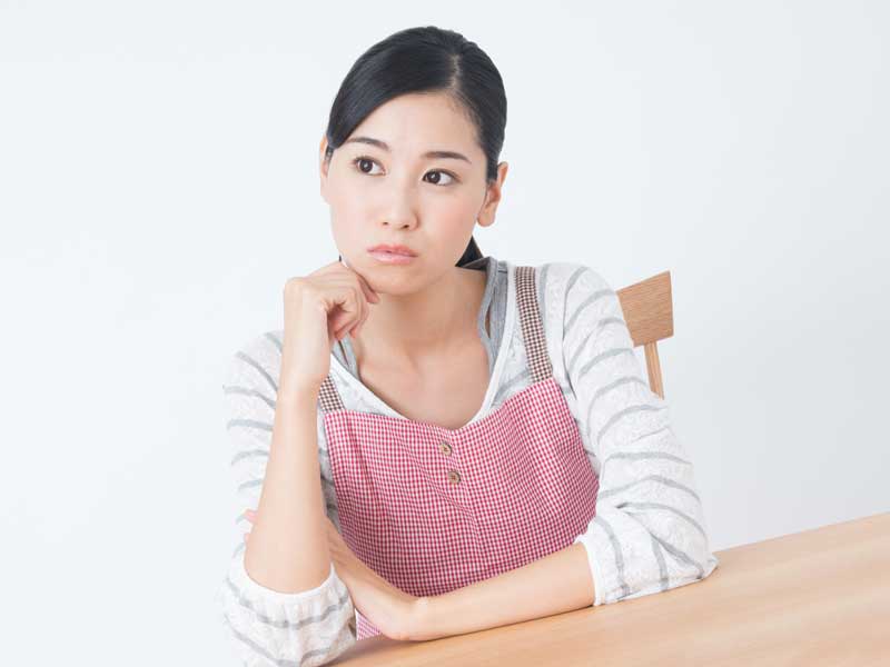悩んでいる女性