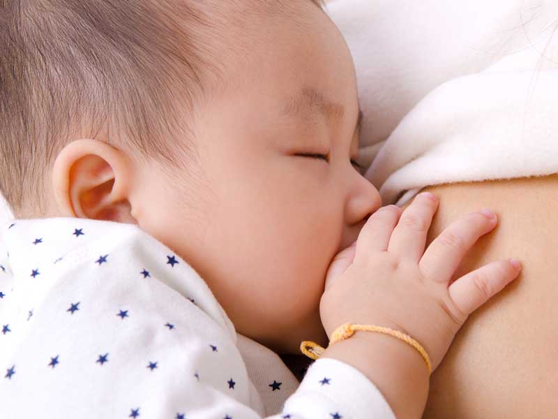 母乳を飲んでいる赤ちゃん