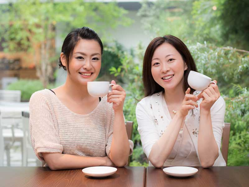 お茶を飲んでいる女性達