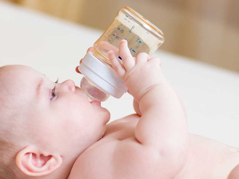 水を飲んでいる赤ちゃん