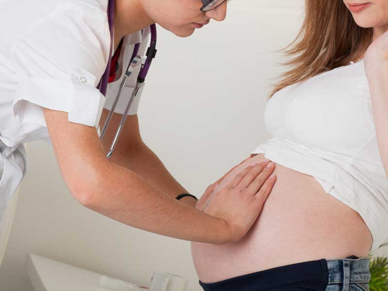 健診を受けている妊婦さん